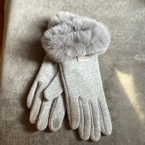 Heather gray fashion gloves with soft faux fur trim. Tech friendly finger. O/S
